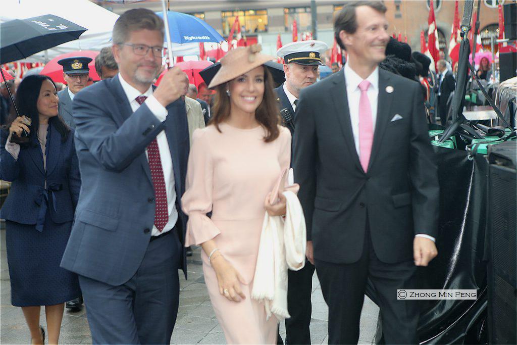 Koebenhavns overborgmester Frank Jensen holder paraply. Prins Joachim og Prinsesse Mary af Danmark