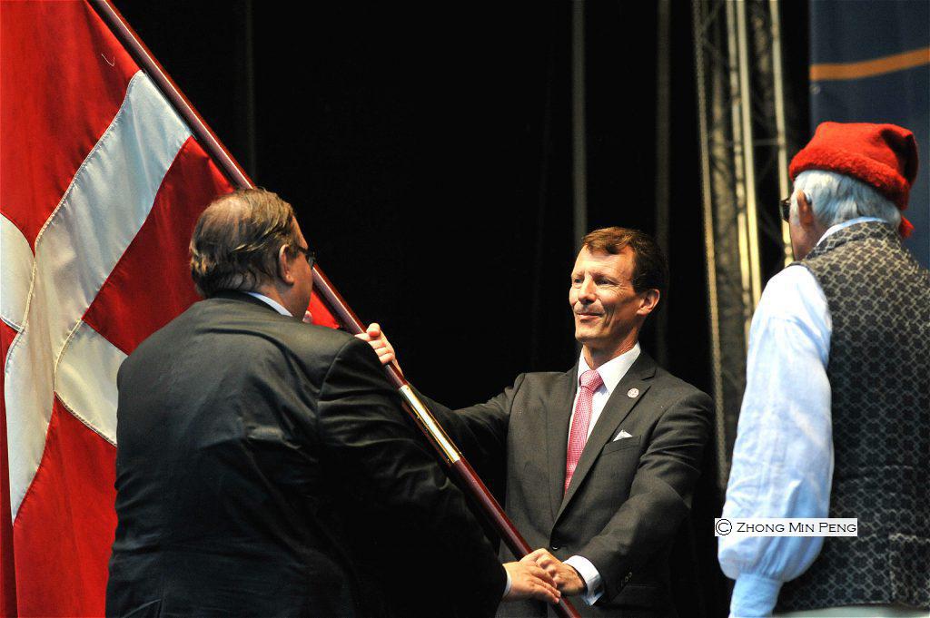 Prins Joachim af Danmark holder Dannebrog