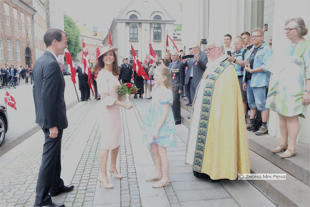 Prins Joachim af Danmark og Prinsesse Marie samt biskop Peter Skov Jakobsen foran Vor Frue Kirke