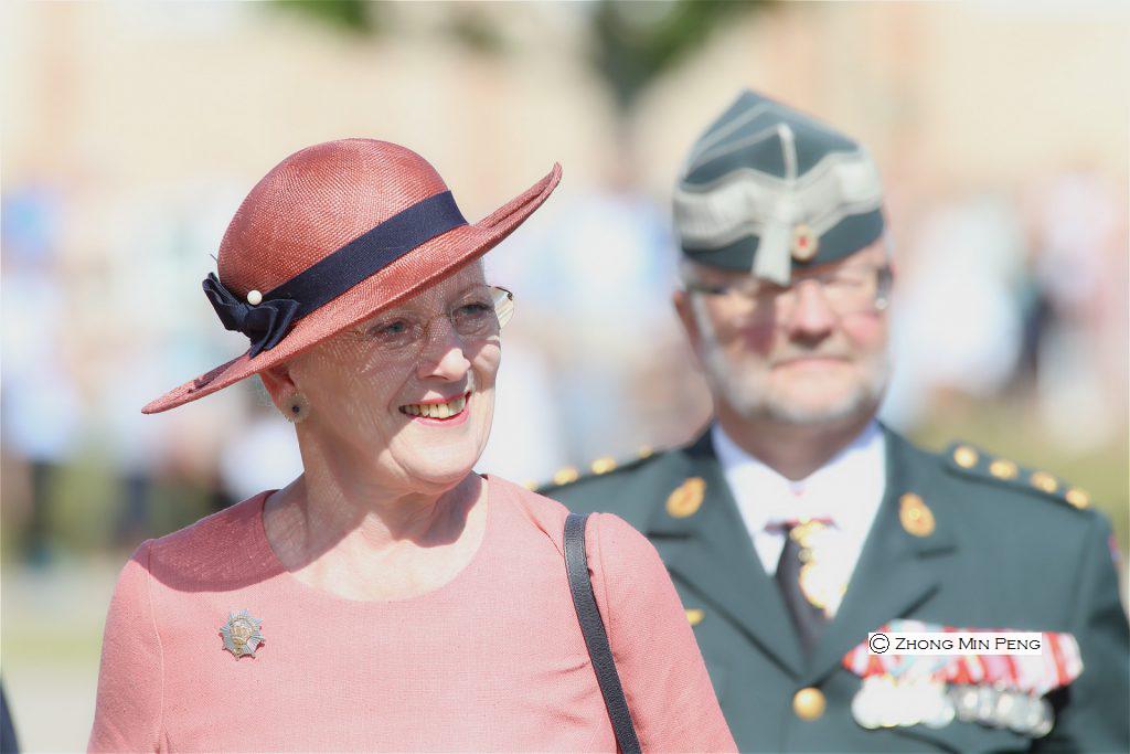 Dronning Margrethe sammen med en top i kaserne