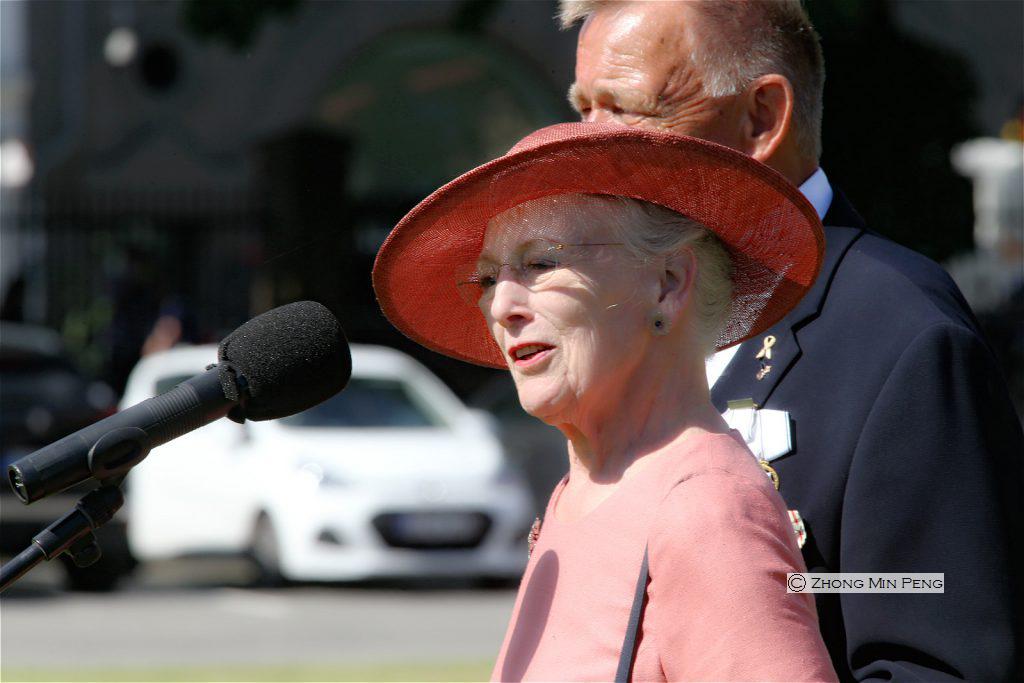 Dronning Margrethe taler i mikrofon