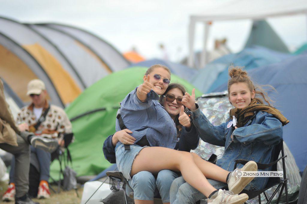 Tre kvinder foran deres campingtelt