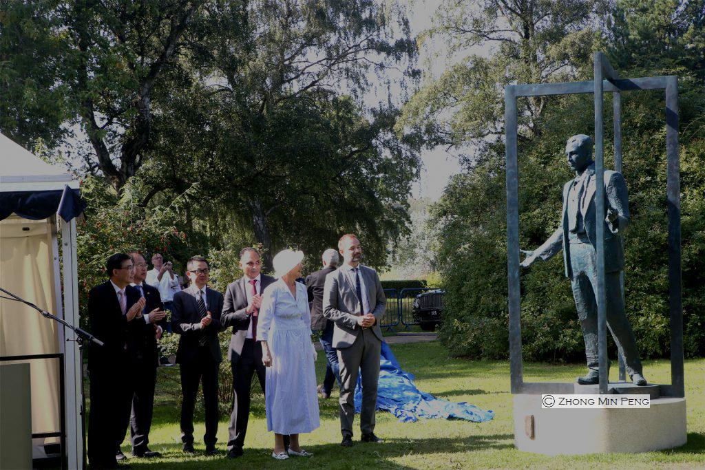 Dronningen er til stede ved afsloeringen af statue af Bernhard Sindberg. Mindeparken, Aarhus
