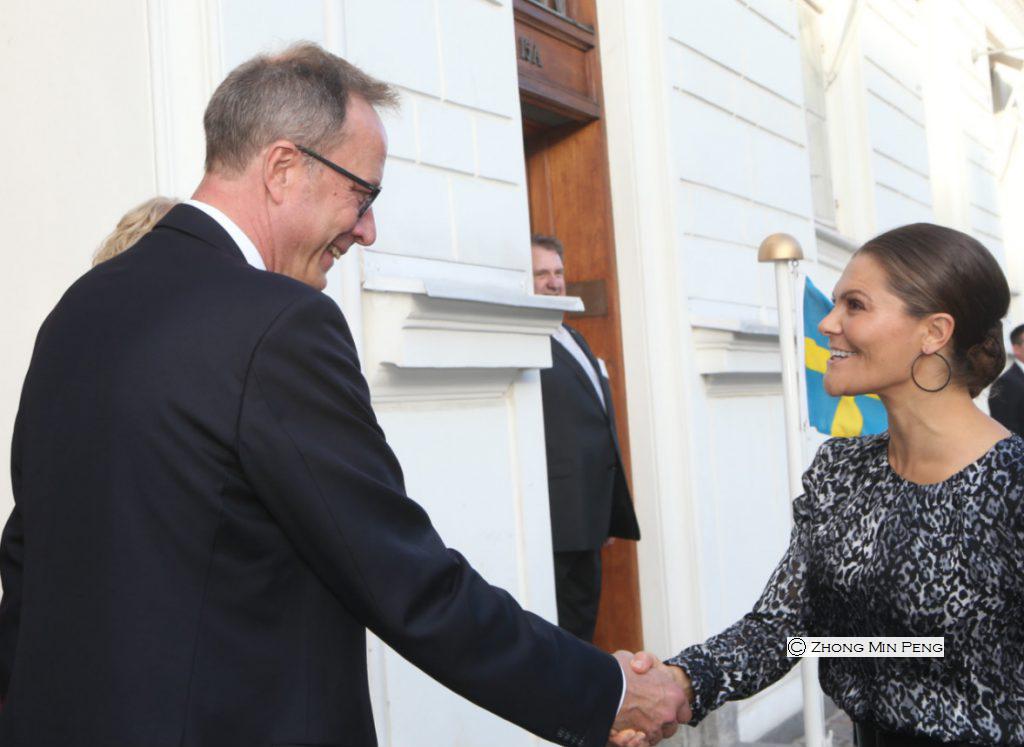 Svenske ambassadoer hilser paa svensk kronprinsesse