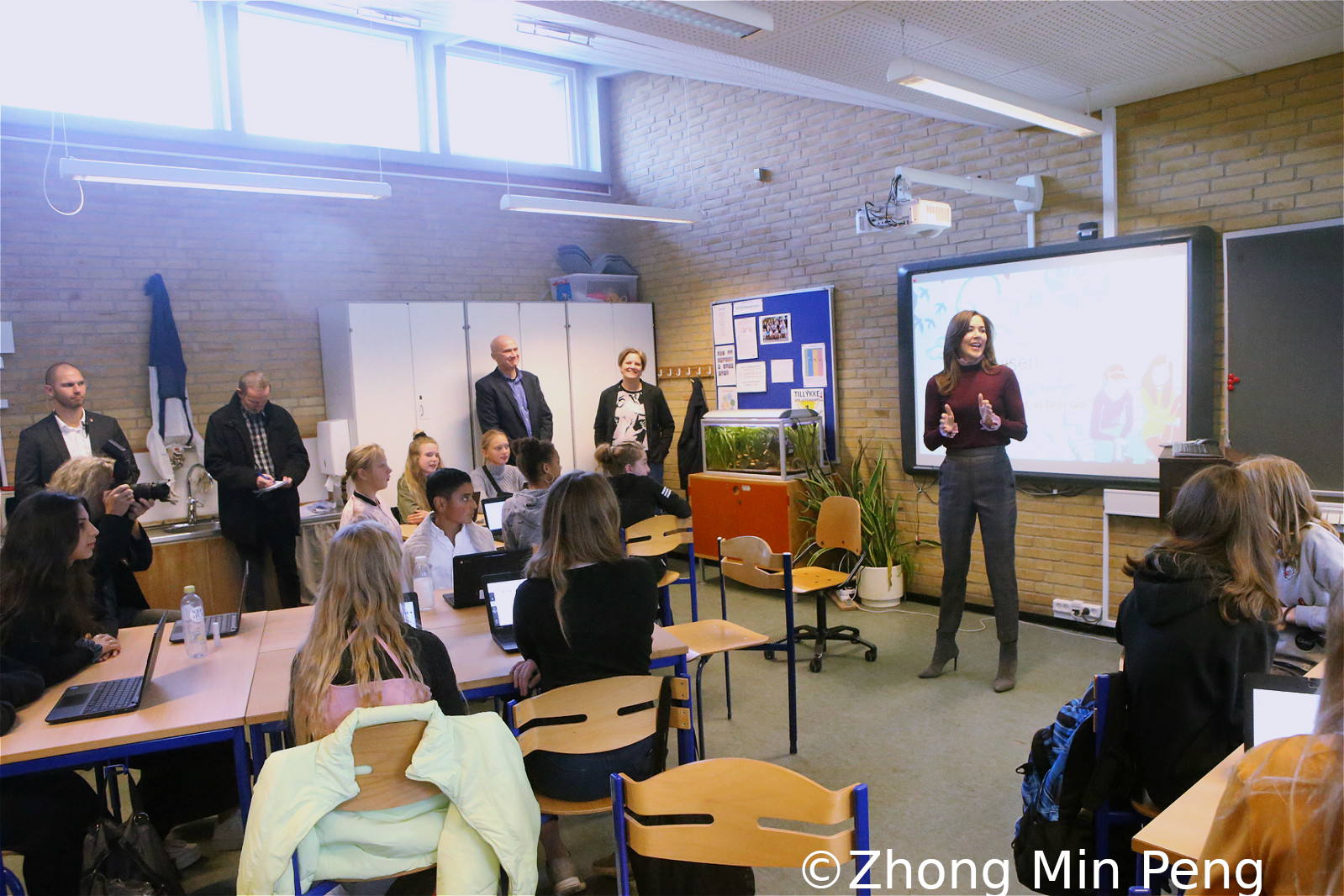 Crownprincess Mary of Denmark talks to the students