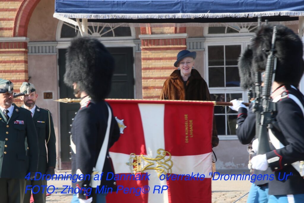 4.Ved UR paraden overrakte Majestæten "Dronningens Ur" til Garder Mads Tjørnehøj Kraaer var blevet udpeget af Vagtkompagniet .