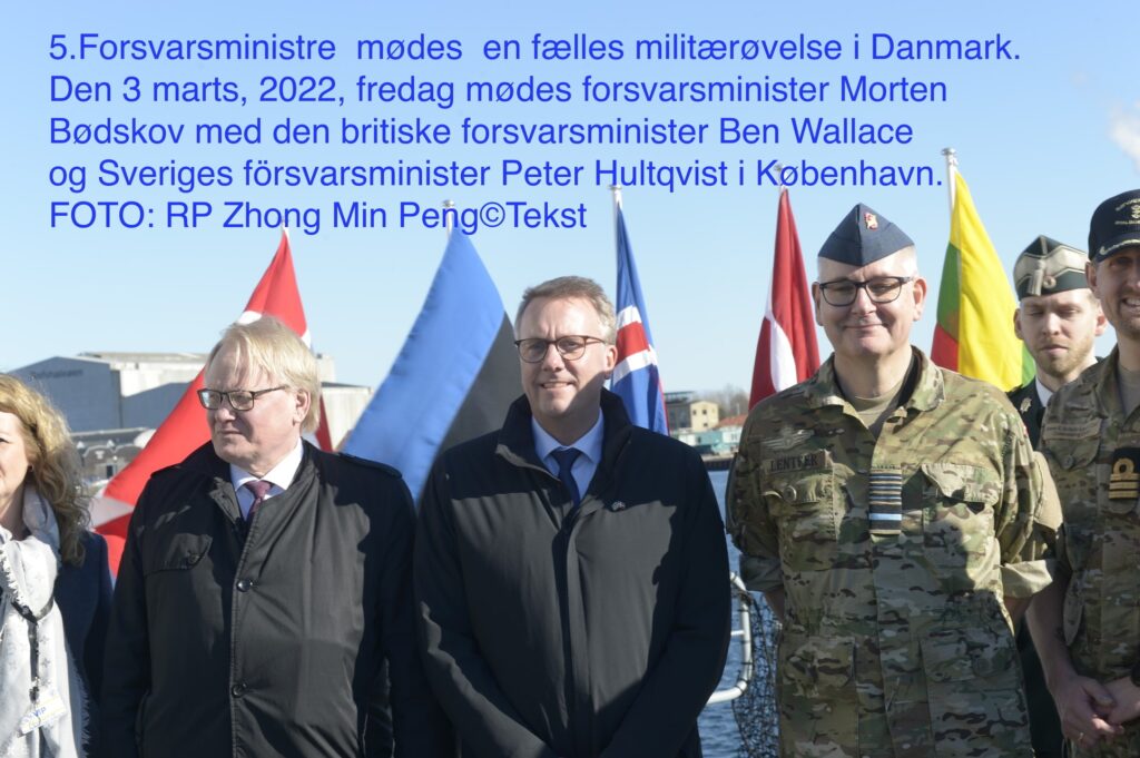 Den svenske forsvarsminister Peter Hultqvist (S) blev budt velkommen ombord