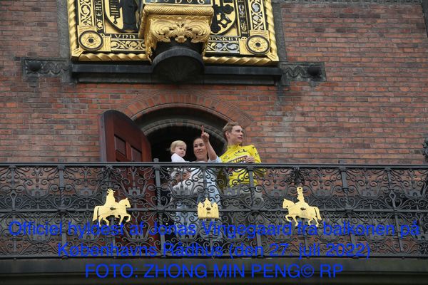 Jonas Vingegaard ankommer til Københavns Rådhus.
Officiel hyldest af Jonas Vingegaard fra balkonen på Københavns Rådhus (den 27. juli 2022)
FOTO: ZHONG MIN PENG© RP
