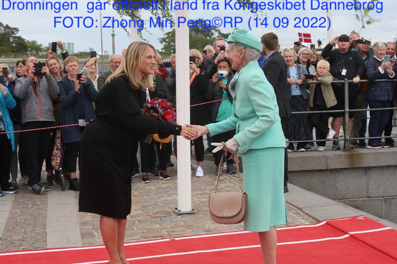 Dronningen af Danmark går officielt i land fra Kongeskibet Dannebrog