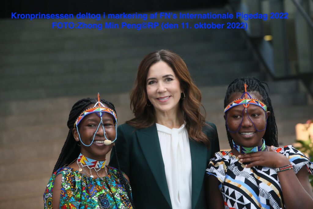 Kan være et billede af Kronprinsesse Mary af Danmark med to piger fra Afrika