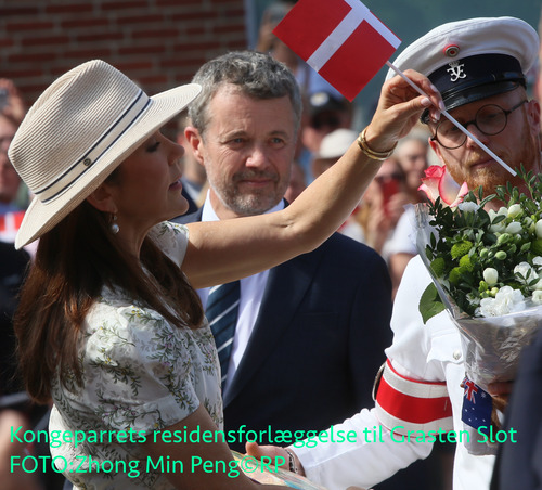 丹麦国王腓特烈十世夫妇到格拉斯滕城堡度夏季假
